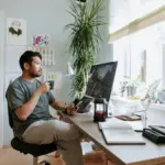 66d92ce4e05b9fa281f55939_desain ruang kerja minimalis di rumah dengan meja dan kursi ergonomis