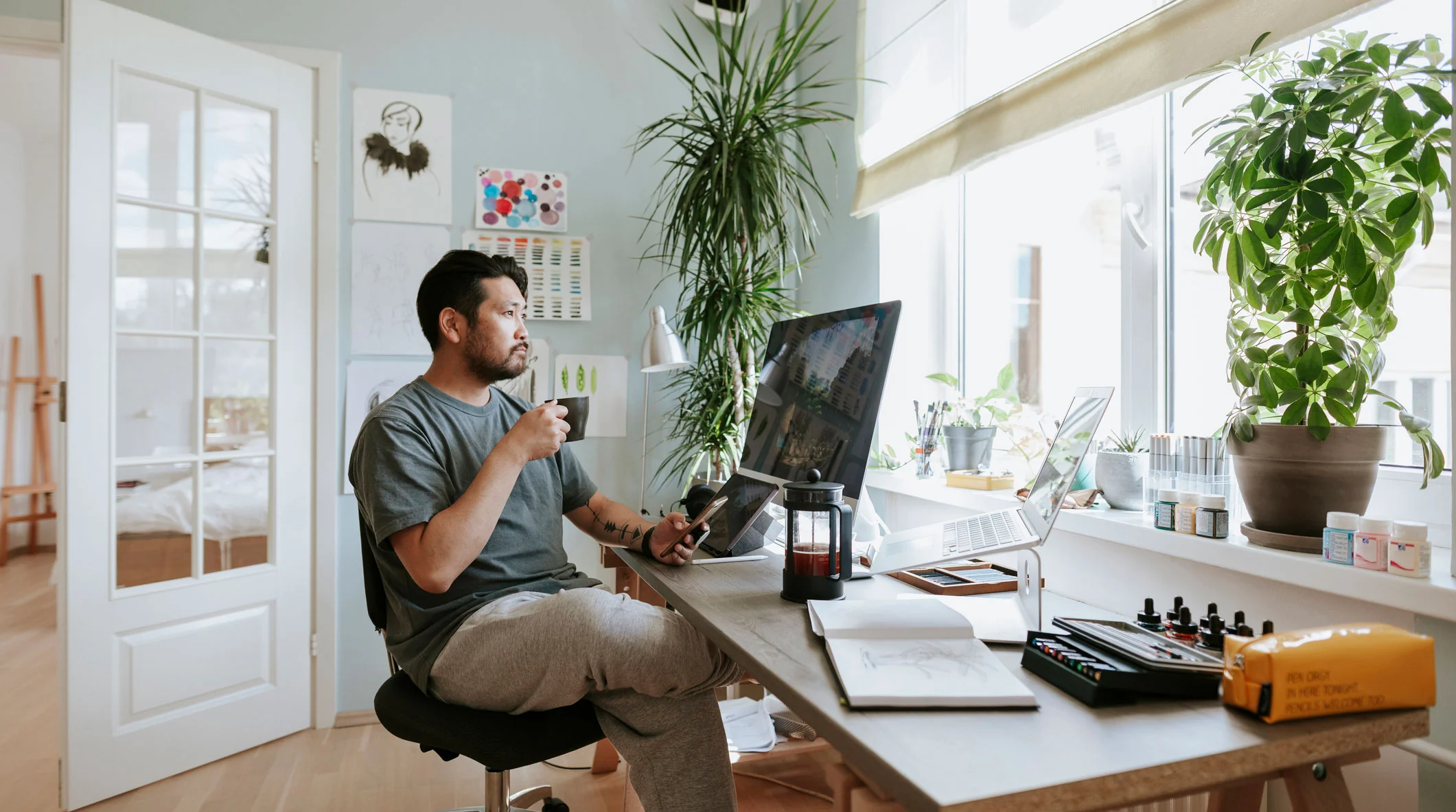 66d92ce4e05b9fa281f55939_desain ruang kerja minimalis di rumah dengan meja dan kursi ergonomis